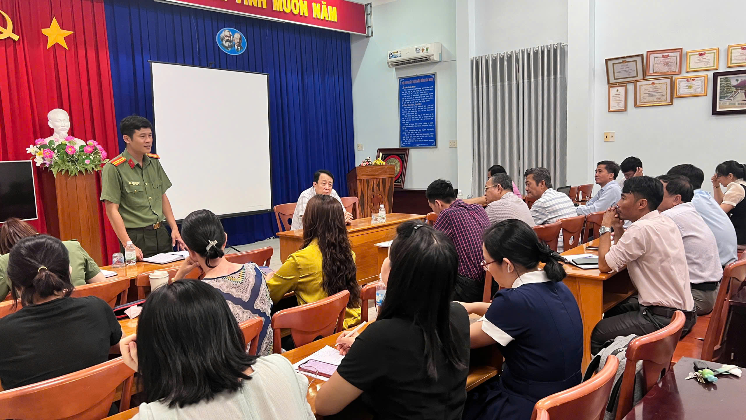 Đẩy mạnh phối hợp bảo vệ an ninh – y tế trong tình hình mới